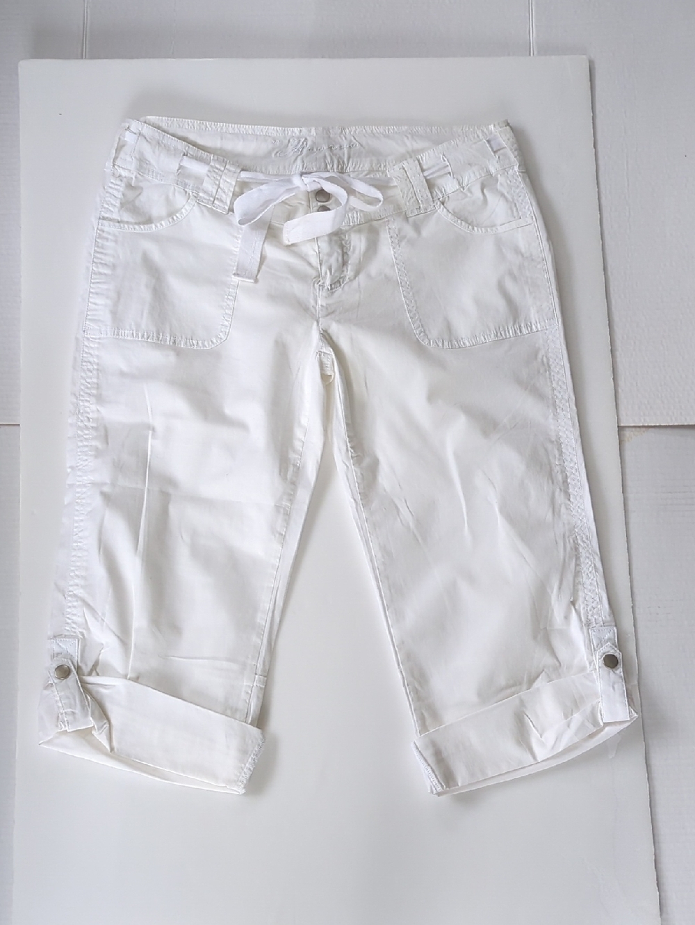 Vintage Havana White Capri With Front Zipper & Drawstring Waist